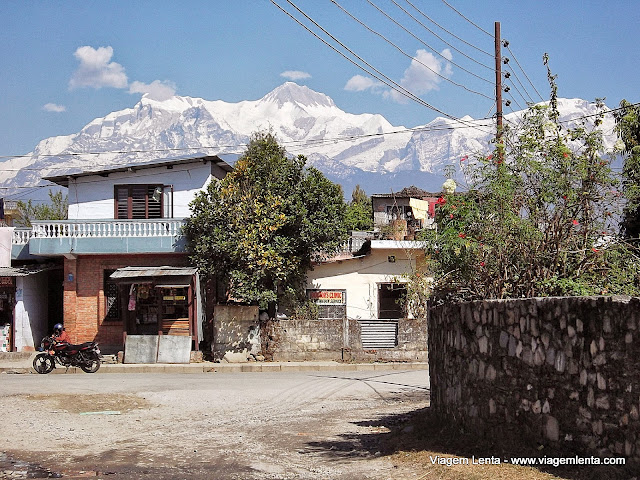 Pokhara: o Himalaia circunda a cidade