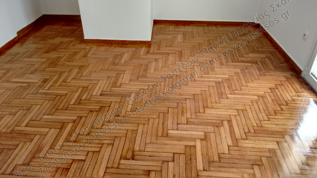 Λουστράρισμα σε ξύλινο πάτωμα