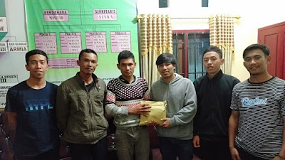 Mahasiswa Gayo Banda Aceh dan Mahasiswa Politeknik Aceh menyerahkan donasi kepada Korban Kebakaran Bener Meriah