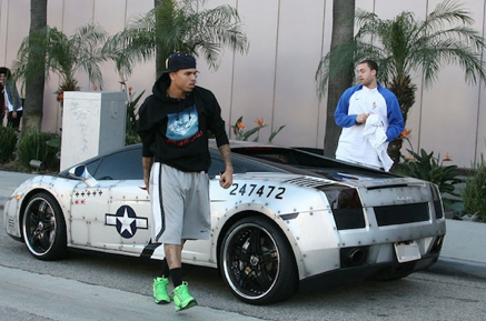 Chris Brown dengan Mobil Lamborghini Jet.png | Lambang Mobil