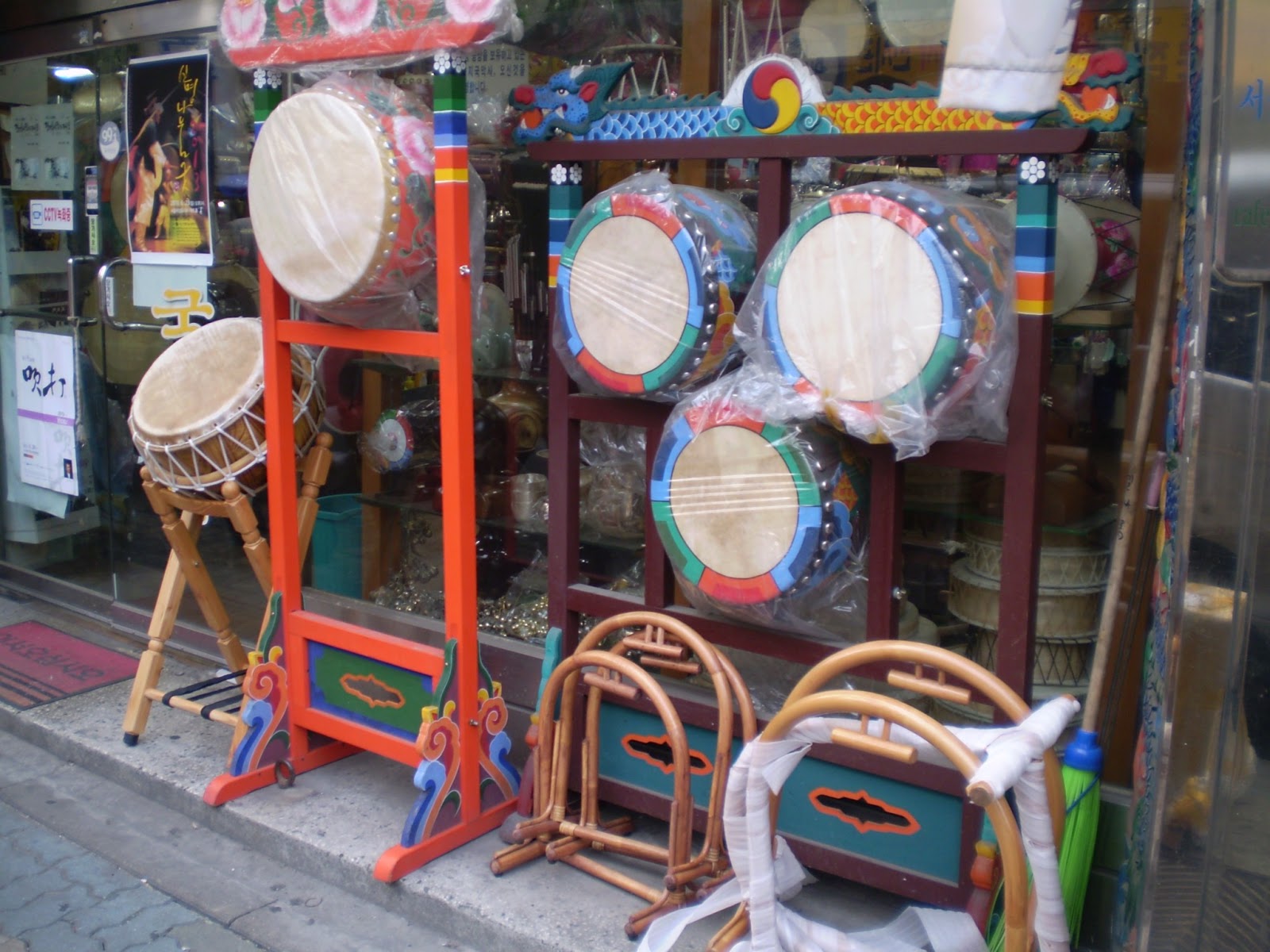 Seoul, Korea: Korean tradition instrument (Bug.Jang go.Jing).(Jong-ro 5 ga)