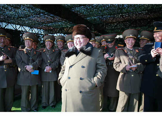 النشاطات العسكريه للزعيم الكوري الشمالي كيم جونغ اون .......متجدد  - صفحة 2 Kim%2BJong-un%2Bvisits%2Bthe%2BDPRK%2Barmy%2Btank%2Bdrills%2B16