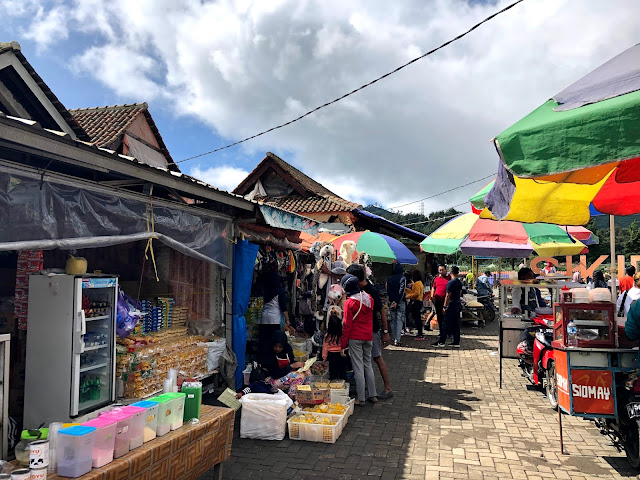 Area pasar di kawasah Kawah Sikidang - habisliburan.com
