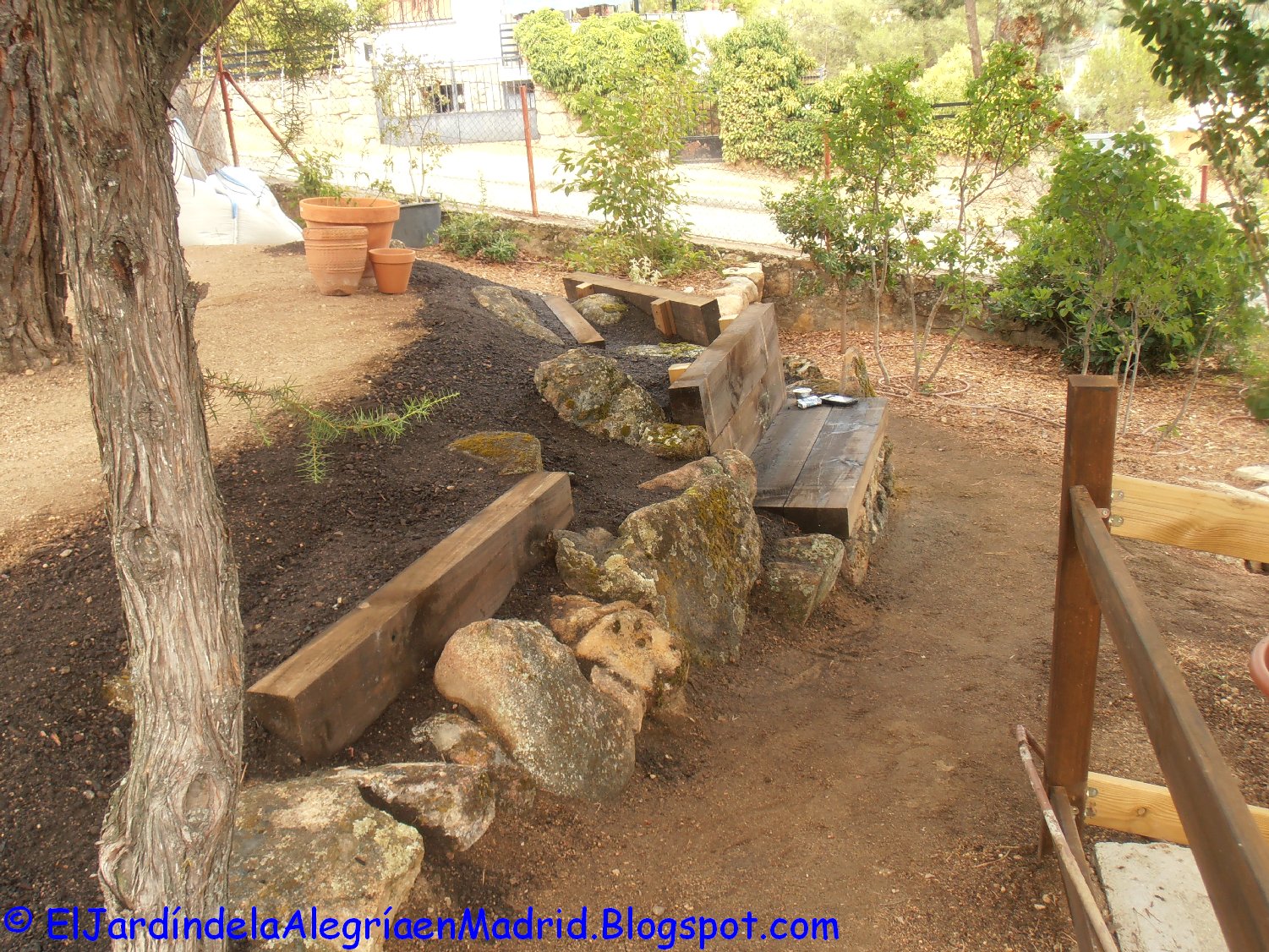 El jardín de la alegría : Rocalla con bancos de piedra y traviesas de