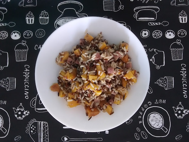 Ensalada mix de arroces con melocotón y jamón york