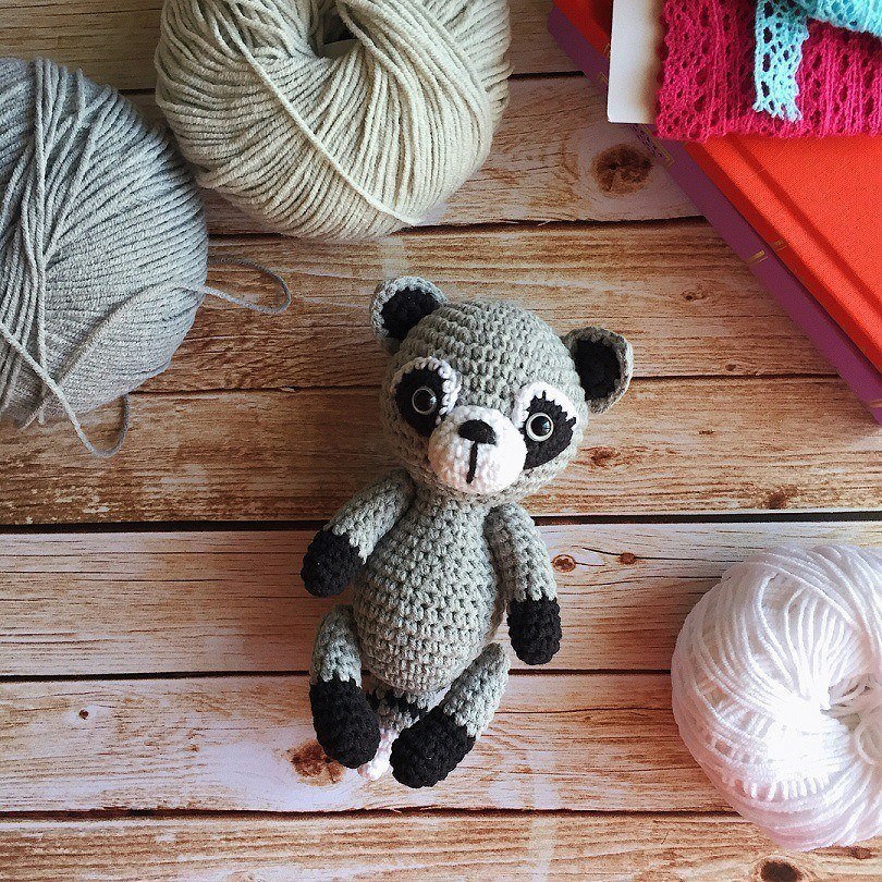 Игрушка крючком енот амигуруми