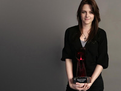 Kristen Stewart Beautiful Pose With Award