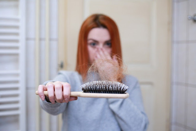 لماذا يتساقط شعر النساء في الخريف؟ وكيف يمكن علاجه؟
