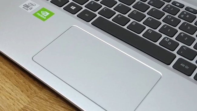 Smooth, responsive, and accurate 4.1-inch precision-enabled touchpad of this Acer Aspire 5 A514-52G laptop.