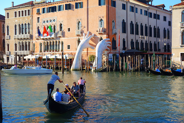 Co mají společného Andrea Bocelli a letošní symbol Benátek?