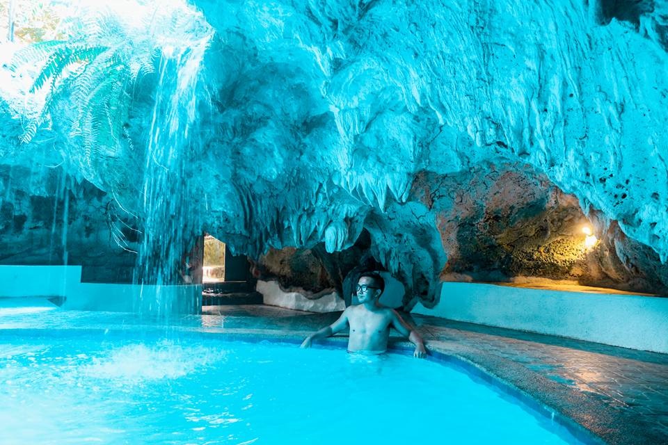 cave pool vinapor resosrt jurrasic park