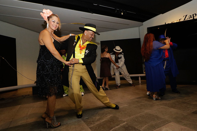 Pachucos al danzón en Monumento a la Revolución