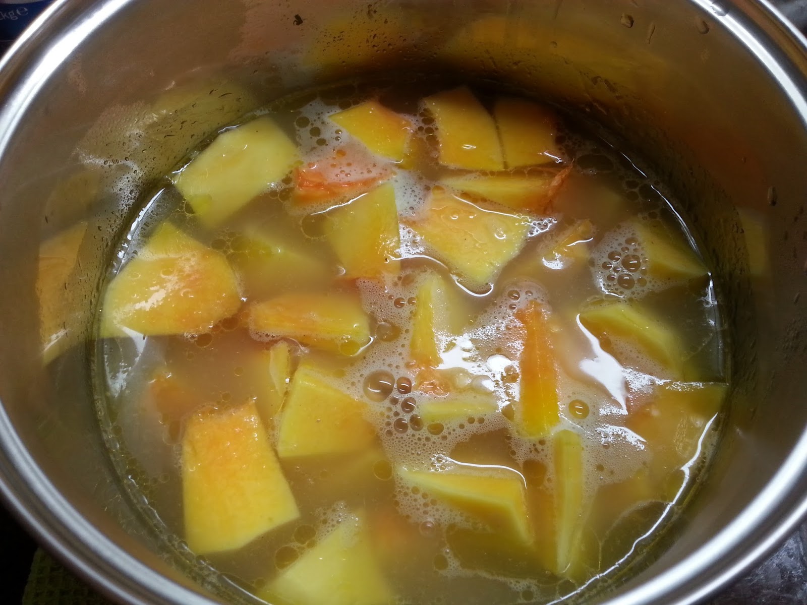 Crema di zucca con pancetta Creamy pumpkin soup with pancetta