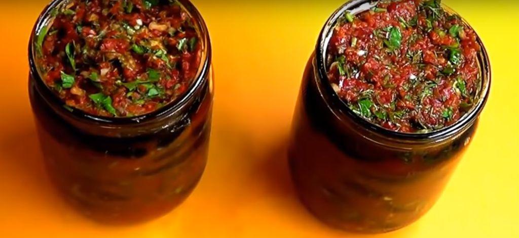 Икра из баклажанов на зиму по грузински. Заготовка баклажанной икры на зиму. Салат с баклажанами и помидорами на зиму. Закуска по грузински на зиму. Икра из баклажанов.