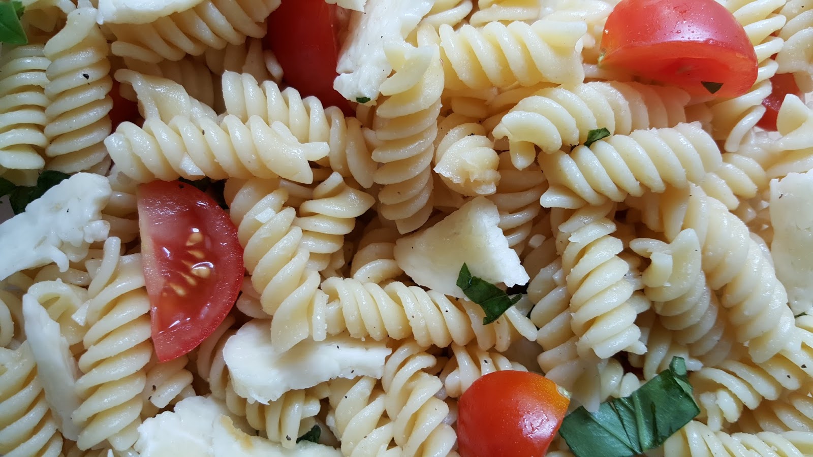 THE HUNGRY VEGGIE HALLOUMI PASTA SALAD