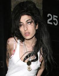 O MASCATE: Amy Winehouse...Finalmente ela conseguiu se matar.
