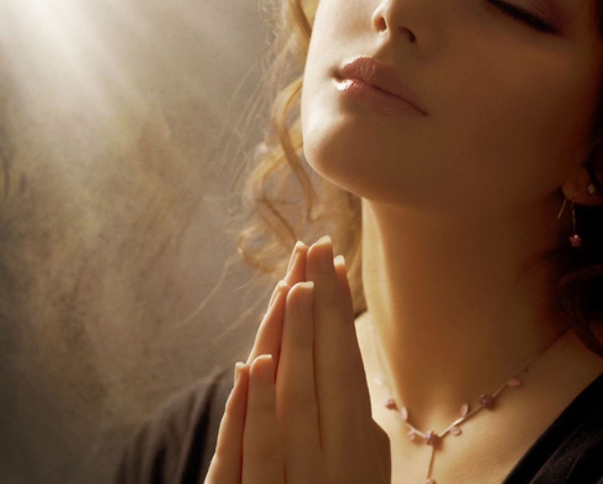 Попрошу подробная. Женщина молится. Красивая девушка молится. Девушка в молитве. Девушка с крестиком на шее.