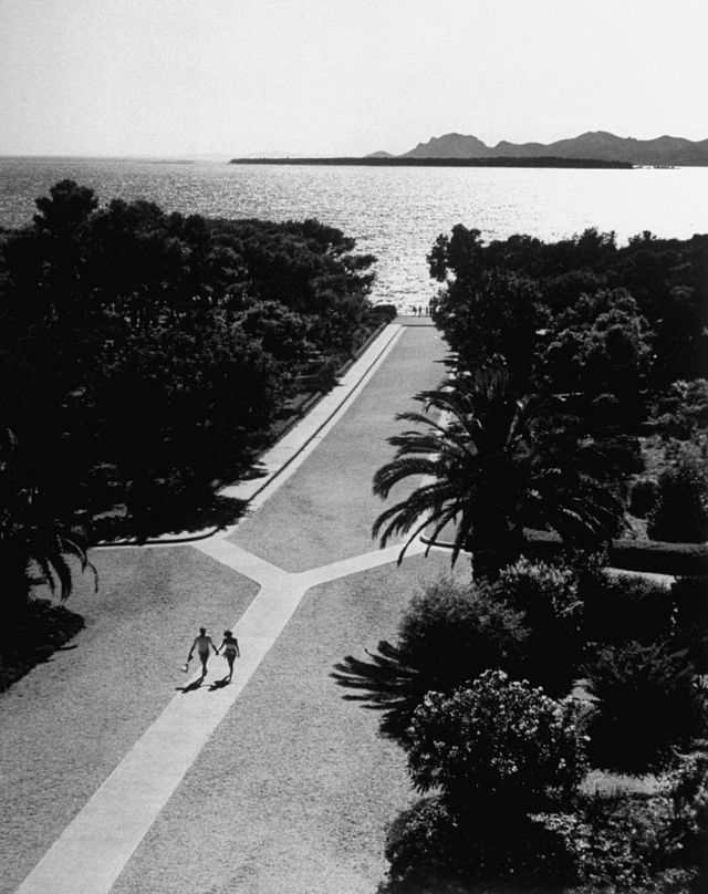 20 Stunning Vintage Photos Capture Holidaymakers at the Eden Roc Hotel