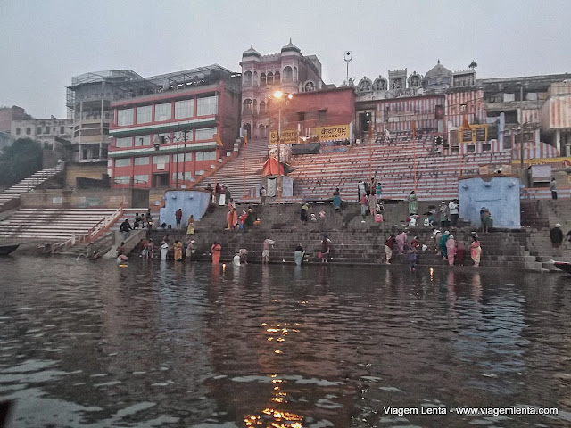  Devoções extremas aos deuses no Ganges em Varanasi