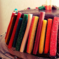  Bolo de chocolate decorado com gomas