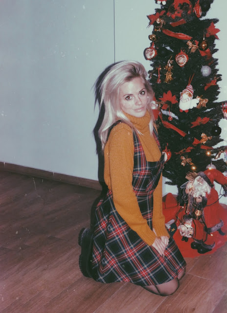 Alejandra Colomera con pichy de tartán negro, jersey color mostaza y botas negras estilo militar