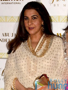 Amrita Singh in salwar kameez posing for camera in award function