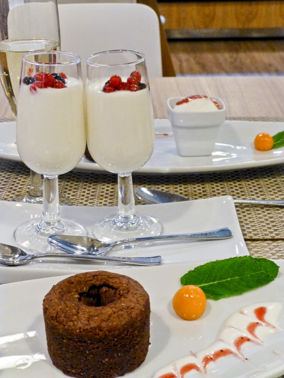 Coulant de chocolate y chupito de crema de cuajada, frutos rojos