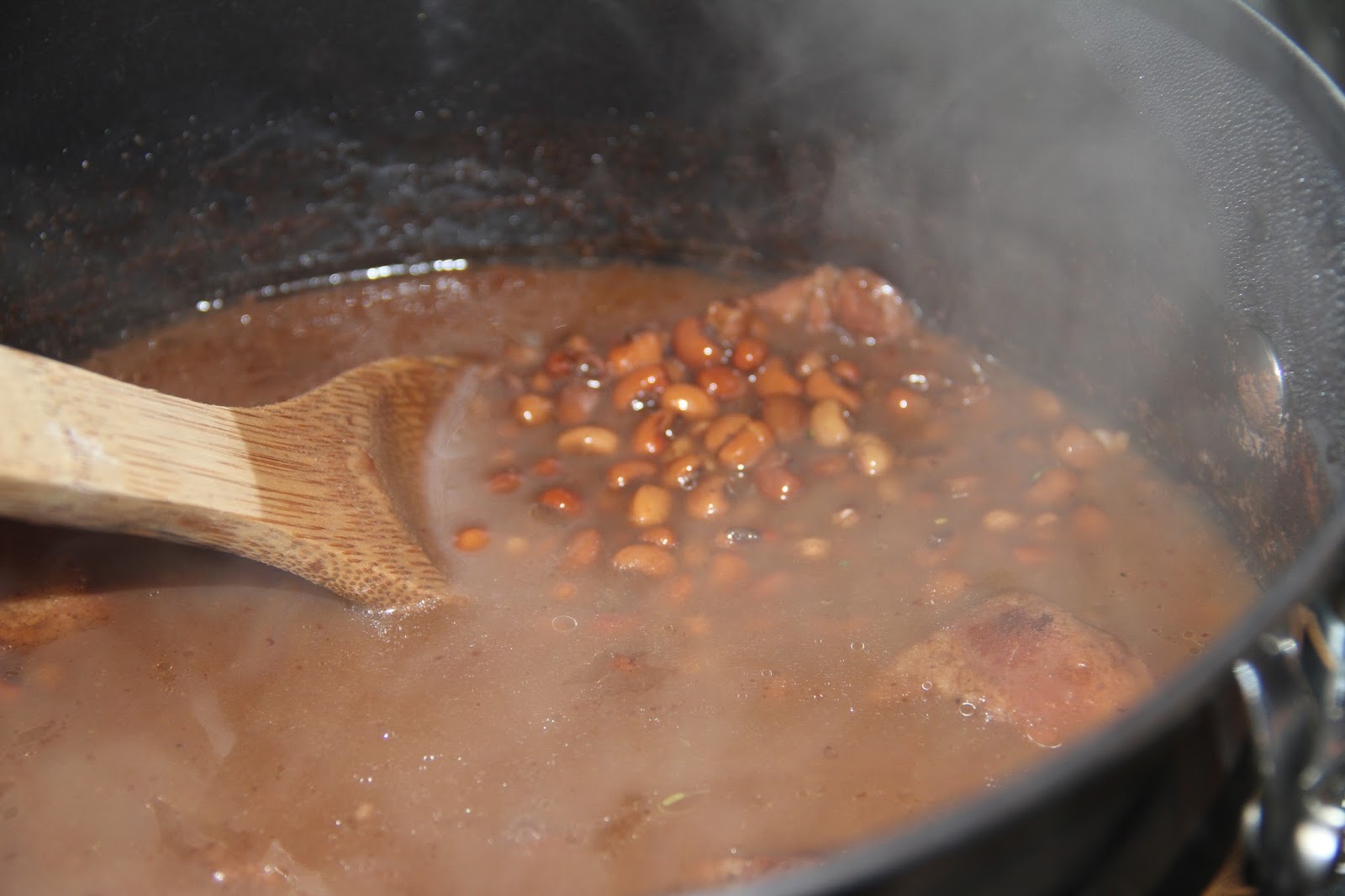 Deep South Dish Southern Field Peas and Snaps