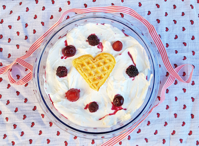 Rezept: Waffel-Schichtdessert mit Beeren. Ein Dessert mit mehreren Schichten aus Waffeln, Beeren und mehr, einfach und schnell zubereitet!