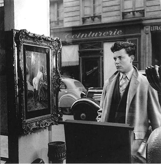 Robert Doisneau: Un regard oblique devant la boutique de Romi, rue de Seine, Paris