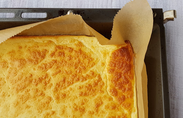Rezept: Finnische Ofenpfannkuchen mit Blaubeeren vom Blech. Im Ofen gebacken ist dies ein praktisches Familien-Gericht, das auch Kindern super schmeckt!