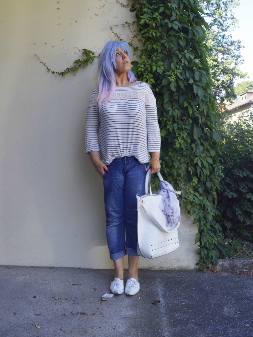 Striped Shirt with lace -  Summer Outfit with Baggy Boyfriend Jeans, striped shirt with lace  and white Leather mules,  posted by Annie K, Fashion and Lifestyle Blogger, Founder, CEO and writer of ANNIES BEAUTY HOUSE - a german fashion and beauty blog