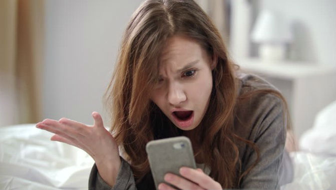 oshibki-v-bloge-udivlennaya-devushka-s-telefonom oshibki-v-bloge-udivlennaya-devushka-s-telefonom