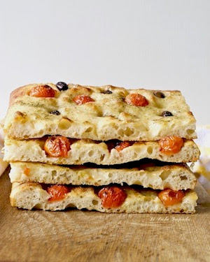 Focaccia con pomodorini e olive