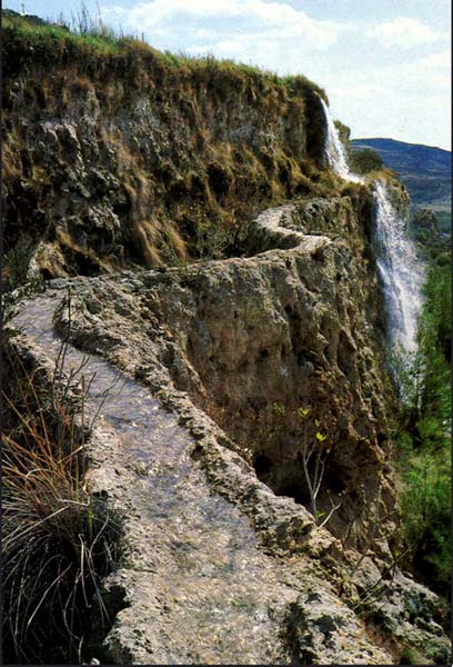 Живият акведукт на Алусин Де Лас Торес Beautiful-waterfall