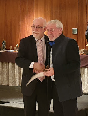 Salvador Martín Antolín recogiendo el trofeo de manos de José Antonio Arruego Sanz en la EXFILNA 2019