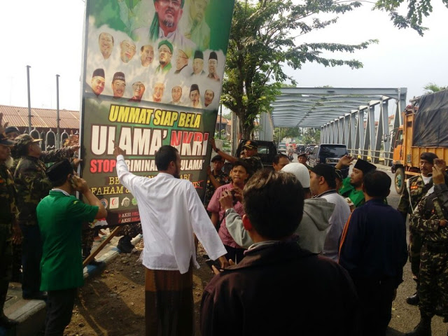 Image result for Warga Protes Pemasangan Spanduk Bergambar Rizieq Shihab