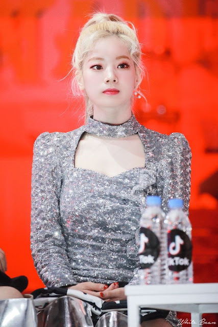 [ theqoo ] ( الآراء ) من ارتدت الفستان بشكل أفضل ؟ داهيون من توايس أم