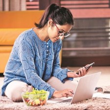 WhatsApp groups to find work from home jobs. Join these groups and easily find a job to work from home.