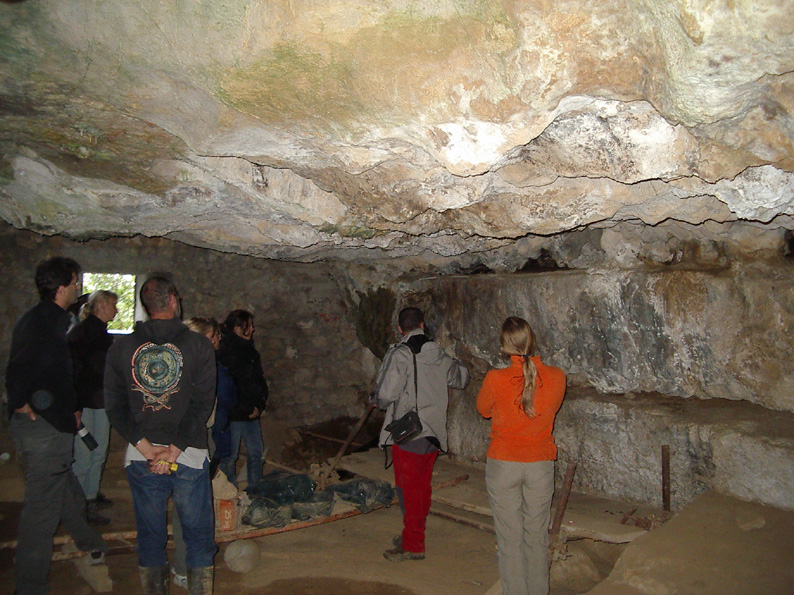 DANS LA GROTTE CHABOT