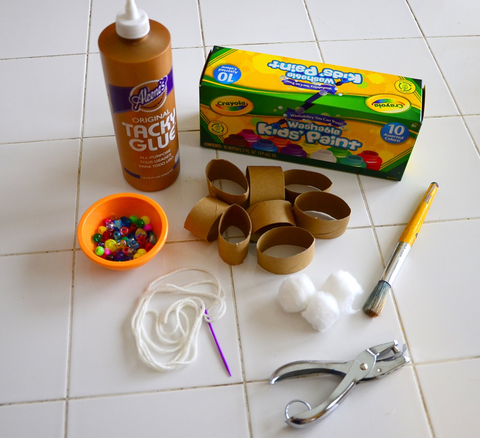 Jane of all Trades: Rainbow birthday - the craft: rainbow garland from upcycled cardboard tubes