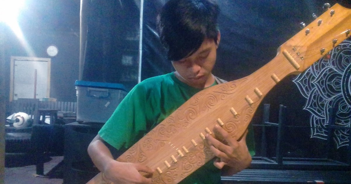 Sape (Sampe) Alat Musik Tradisional Dayak Borneo | Sangkay City