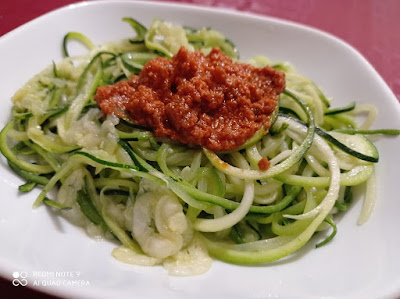 Espaguetis de calabacín con bacalao y pesto rojo