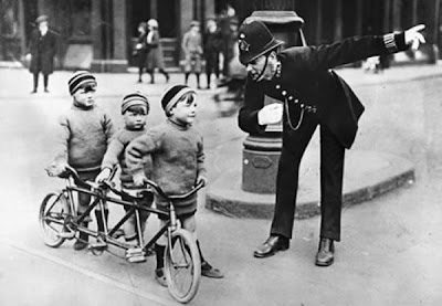 mellizos gemelos trillizos crianza múltiples bici bicicleta seguridad cascos