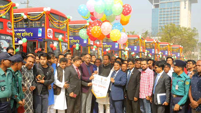 চট্টগ্রামের স্কুল শিক্ষার্থীরা এখন থেকে “সততা কাউন্টারে” মাত্র পাঁচ টাকা ভাড়া দিয়ে যেকোনো দূরত্বে চলাচল করতে পারবে। এ সুবিধার জন্য প্রধানমন্ত্রী শেখ হাসিনার দেওয়া ১০টি দ্বিতল বাস চালু হয়েছে।    শনিবার ২৫ জানুয়ারি নগরীর এমএ আজিজ স্টেডিয়ামের জিমনেসিয়াম চত্বরে শিক্ষা উপমন্ত্রী মহিবুল হাসান চৌধুরী এ বাসসেবার উদ্বোধন করেন বলে ইউএনবি’র একটি খবরে বলা হয়। 