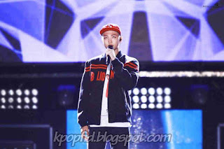 Foto Rap Monster BTS saat bernyanyi di panggung Foto Rap Monster BTS saat bernyanyi di panggung