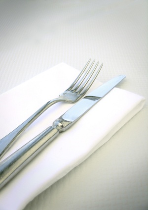 fourchette et couteau posés sur une serviette