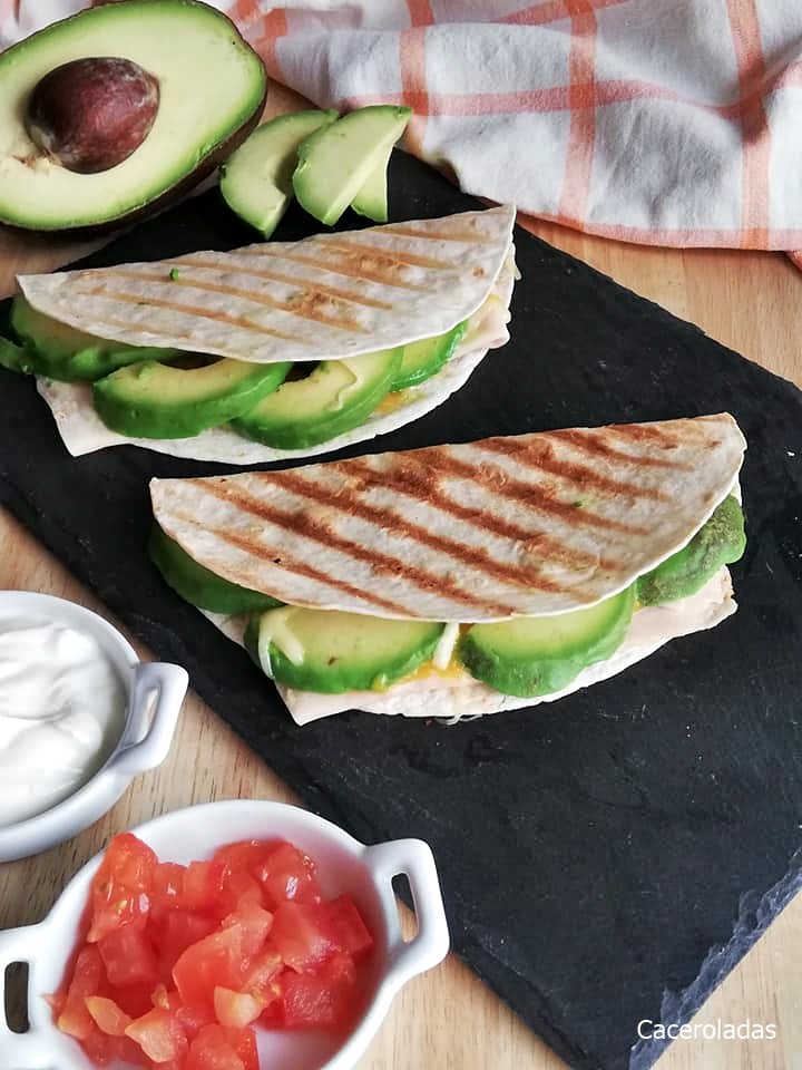 Quesadilla de aguacate y pollo con queso Caceroladas
