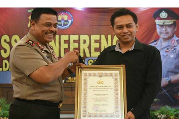 Karena Keberaniannya, Pria Ini Akhirnya Mendapat Hadiah Dan Piagam Dari Brigjen Pol Rachmat Karena Keberaniannya, Pria Ini Akhirnya Mendapat Hadiah Dan Piagam Dari Brigjen Pol Rachmat