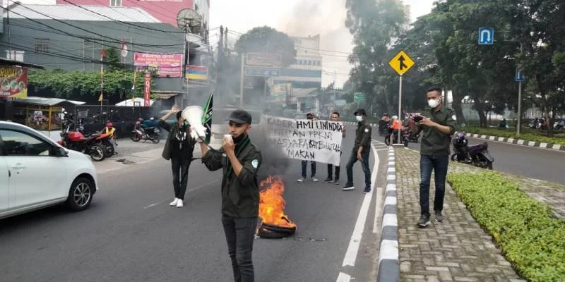 Tolak Perpanjangan PPKM, HMI Unindra Gelar Aksi Bakar Ban di Jalan